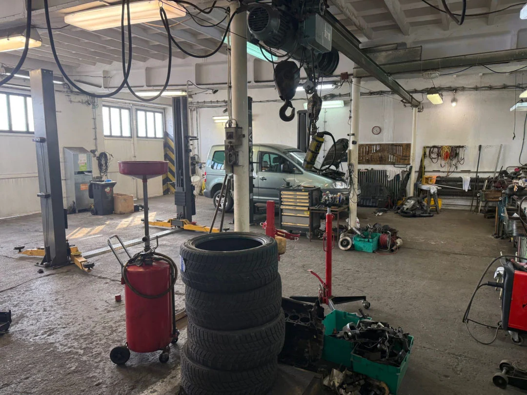 Pracoviště autoservisu s technickým vybavením